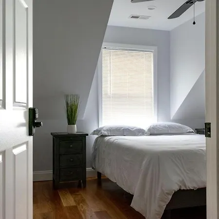 Queen Bed - Boston - Rm 2
